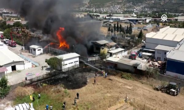 İzmir'de palet fabrikasında büyük yangın!